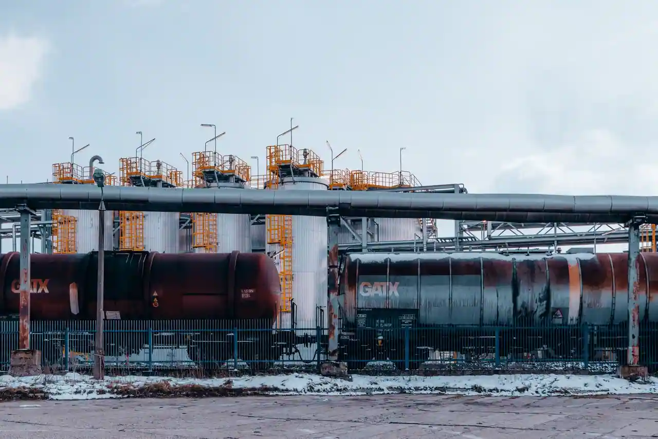 Terminal énergétique industriel : cuves de stockage et wagons-citernes pour le transport de carburants et de gaz
