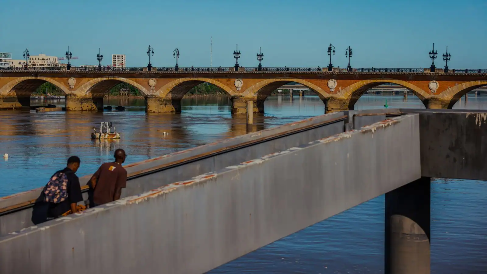 Le pont de Pierre et ses arches enjambant la Garonne à Bordeaux, vu depuis les quais