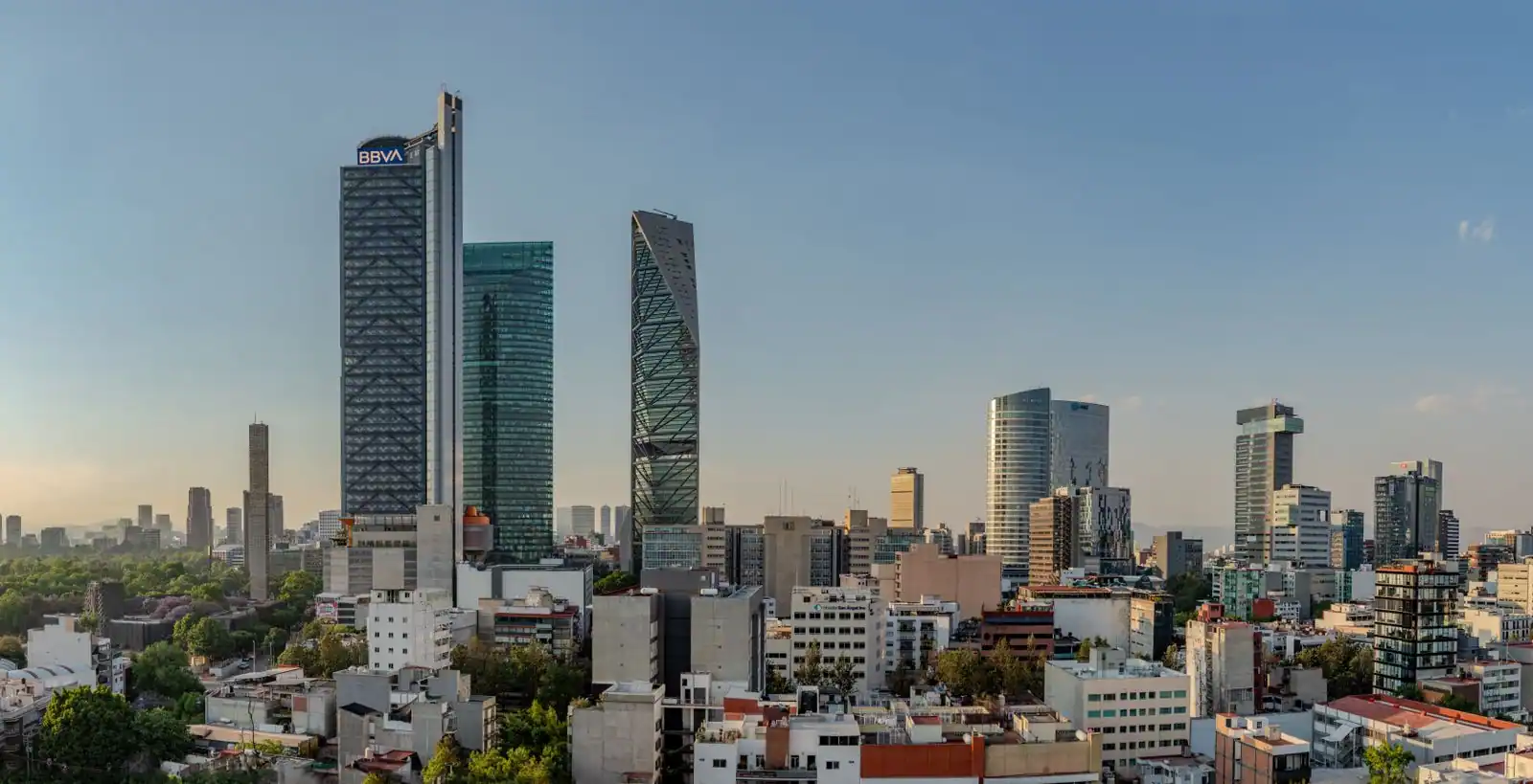 Gratte-ciel du quartier d'affaires de Mexico au coucher du soleil sous un ciel dégagé