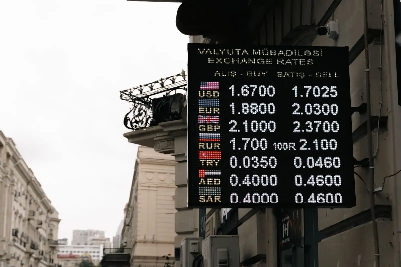 Panneau électronique d'un bureau de change affichant les cours d'achat et de vente de l'euro et d'autres devises
