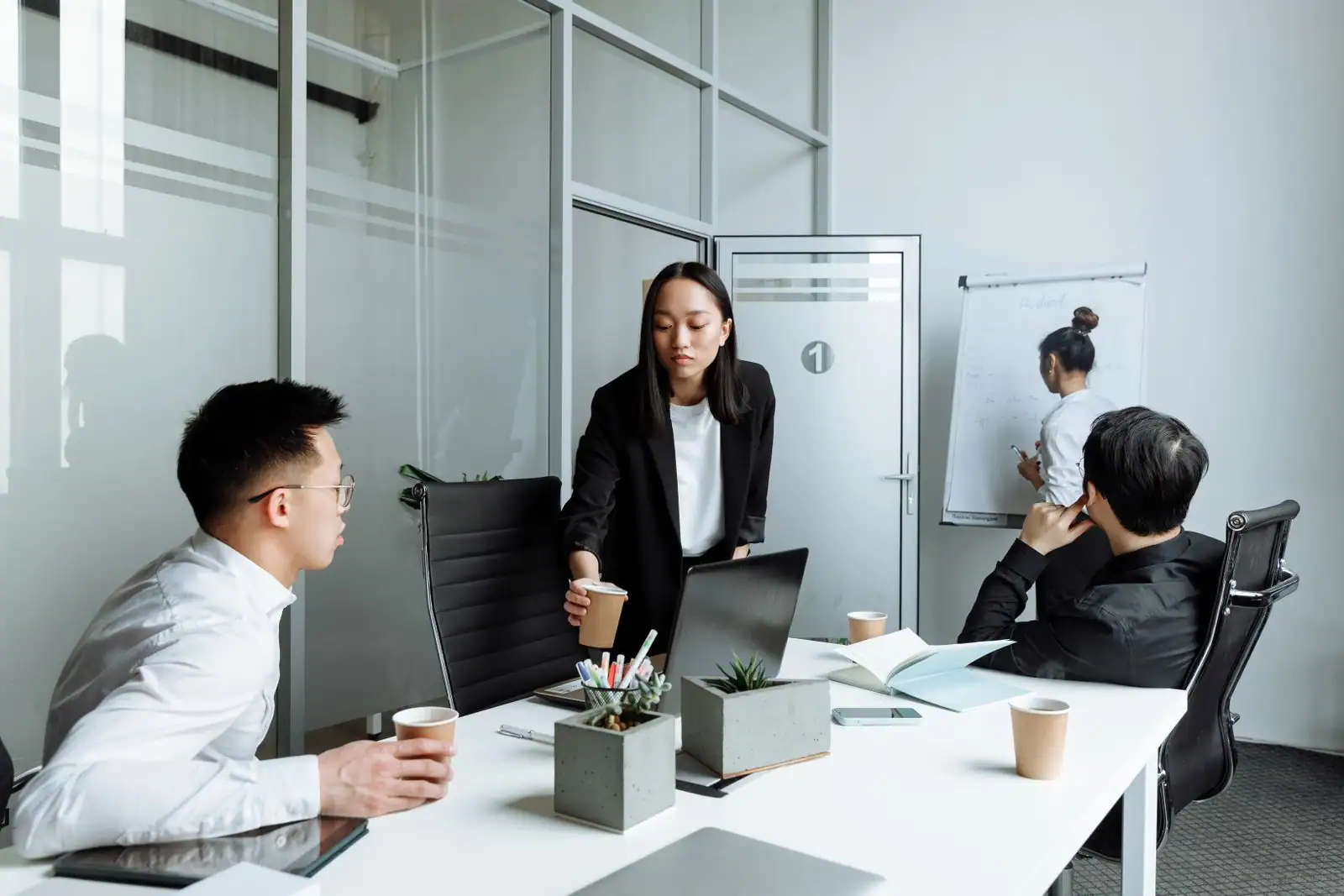Équipe de professionnels en réunion dans un bureau moderne, illustrant la communication d'une démarche d'entreprise.