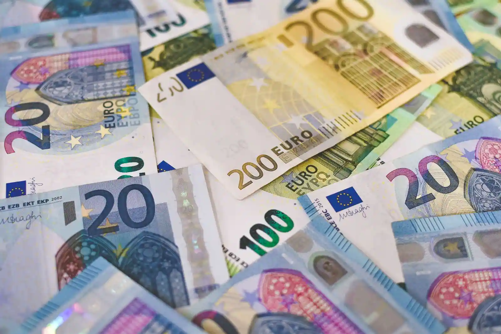 Billets de banque en euros de plusieurs coupures étalés, évoquant une somme à convertir