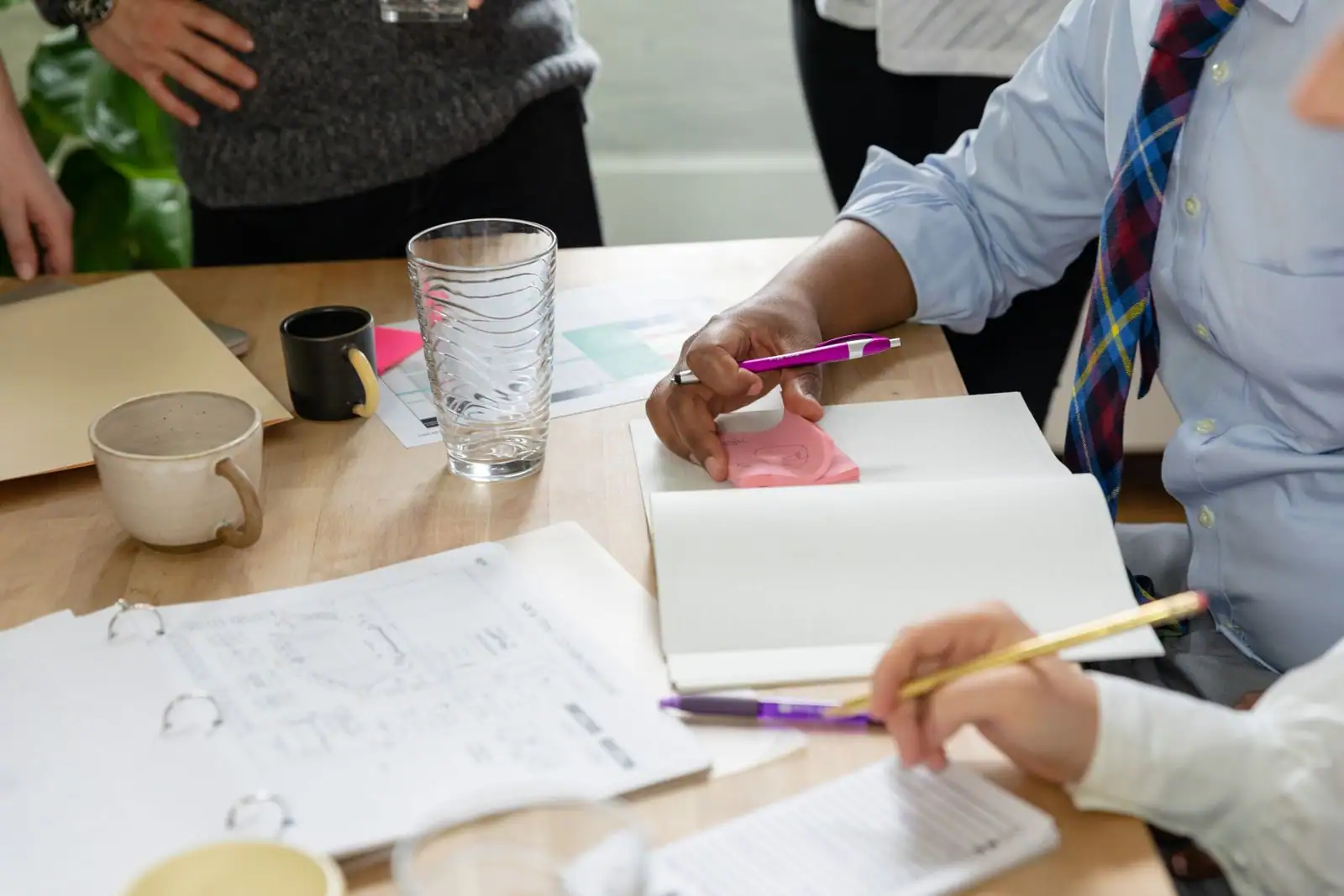Membres d'une association réunis autour d'une table pour travailler à leur projet