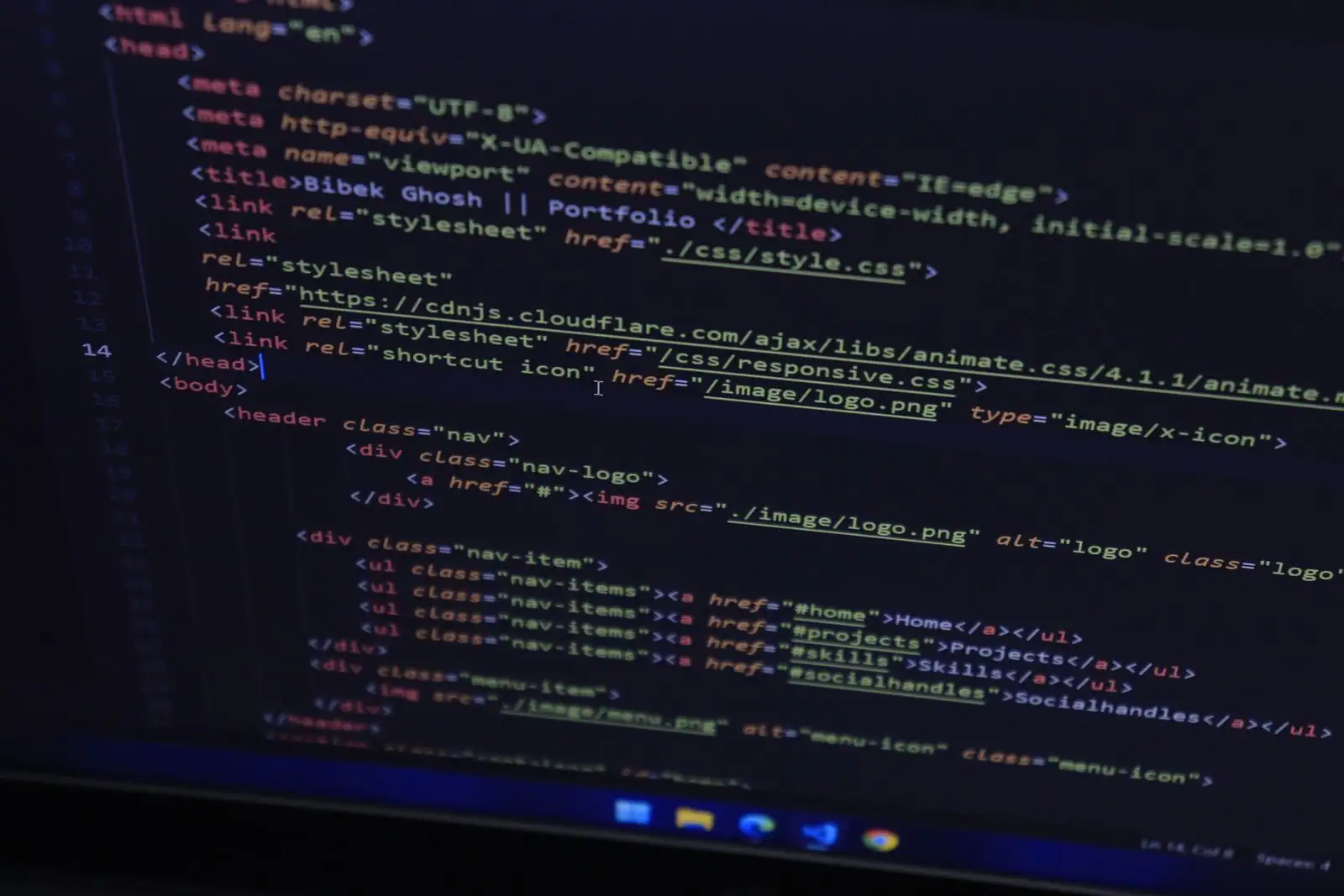 Écran d'ordinateur affichant le code HTML d'un site internet en cours de création.