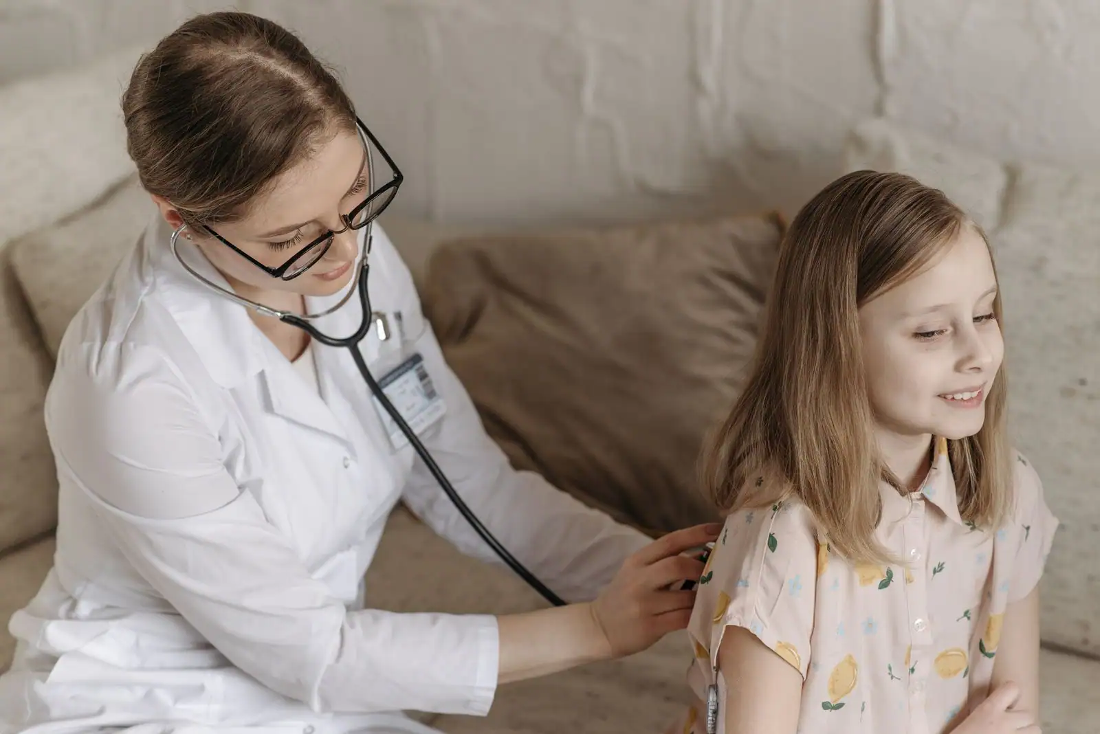 Médecin auscultant un enfant au stéthoscope lors d'une consultation pédiatrique