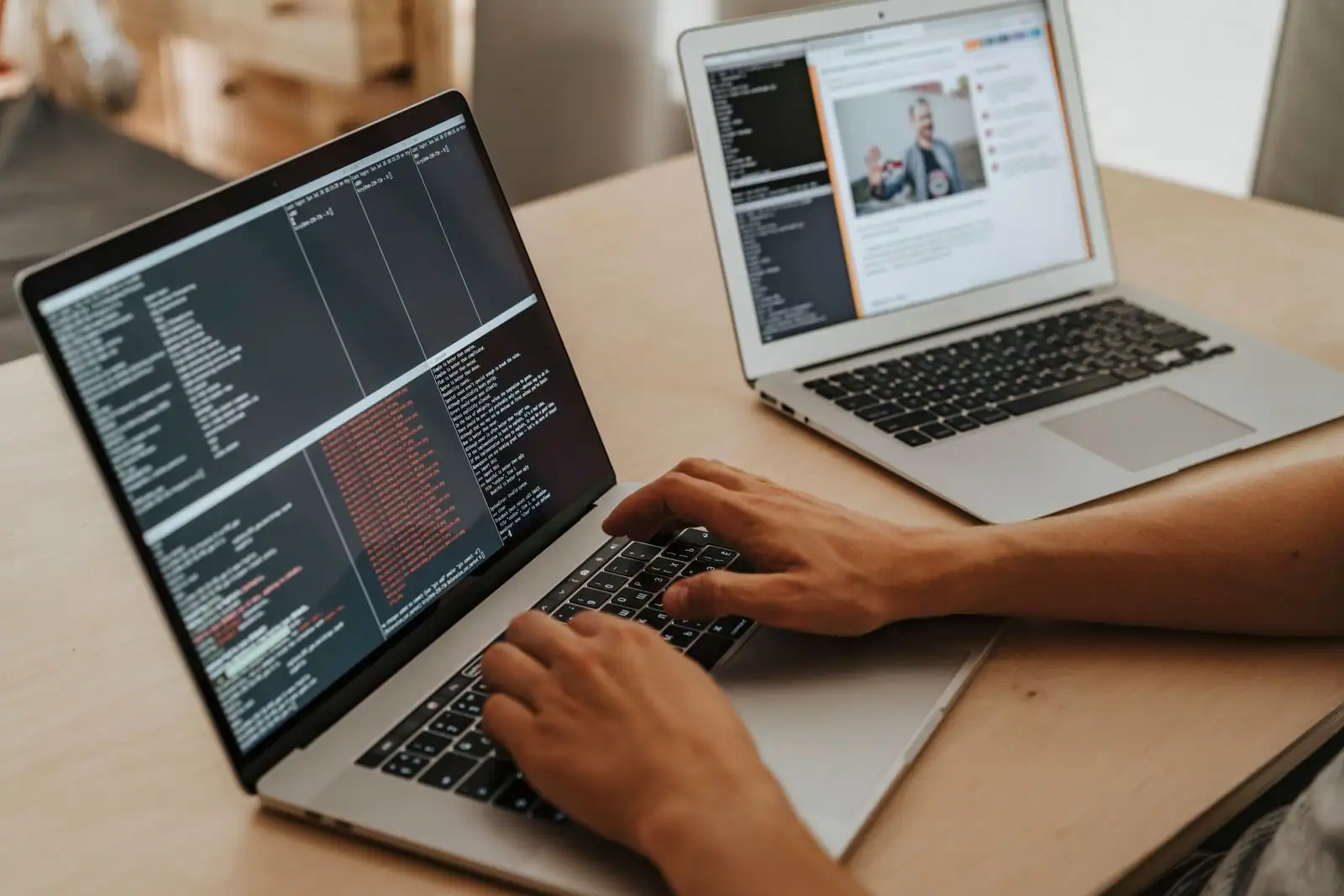 Développeur web indépendant travaillant sur un ordinateur portable à son poste de travail