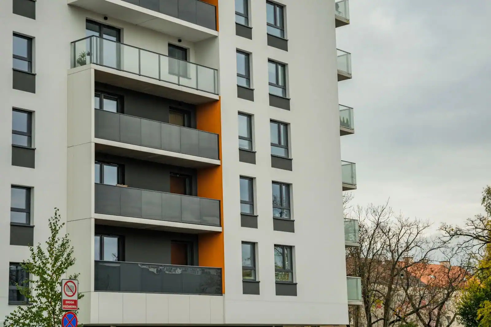 Façade d'un immeuble résidentiel moderne illustrant la gestion immobilière d'un bien mis en location