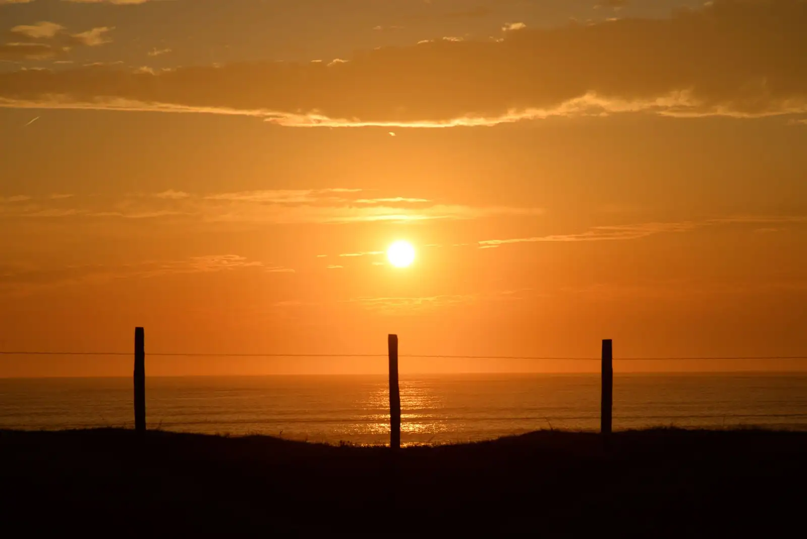Coucher de soleil sur l'océan Atlantique depuis la côte de Saint-Vincent-sur-Jard, en Vendée