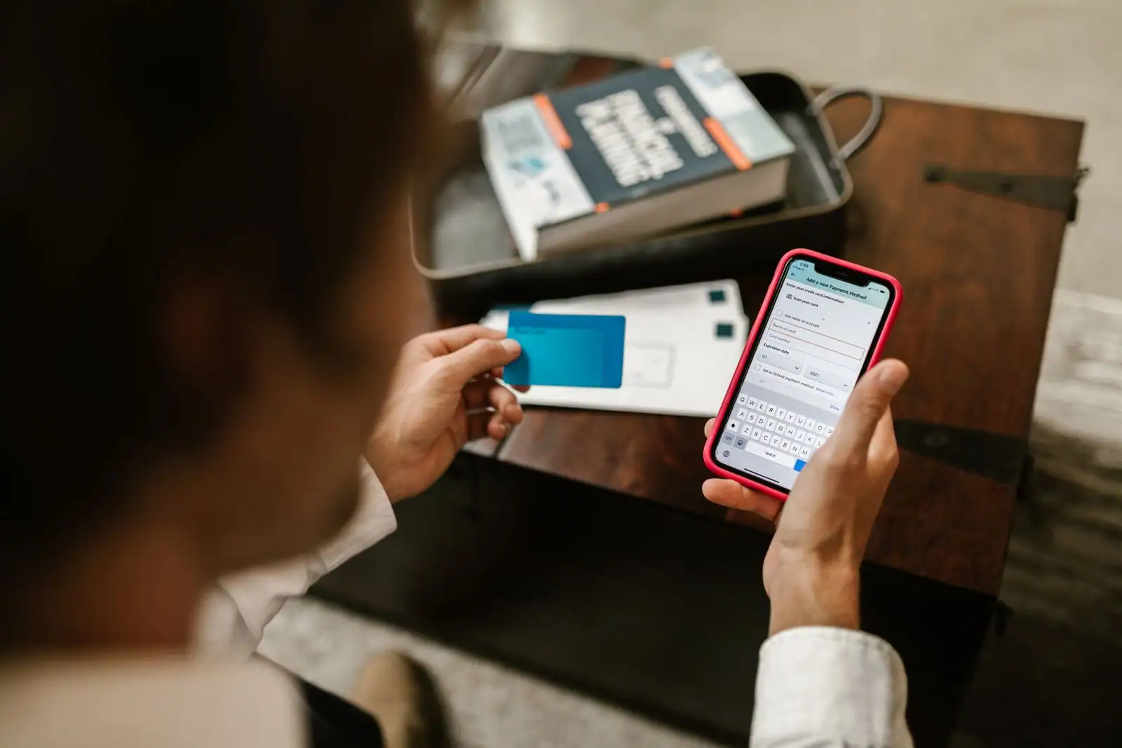 Personne consultant son compte bancaire en ligne sur l'application mobile de son smartphone.
