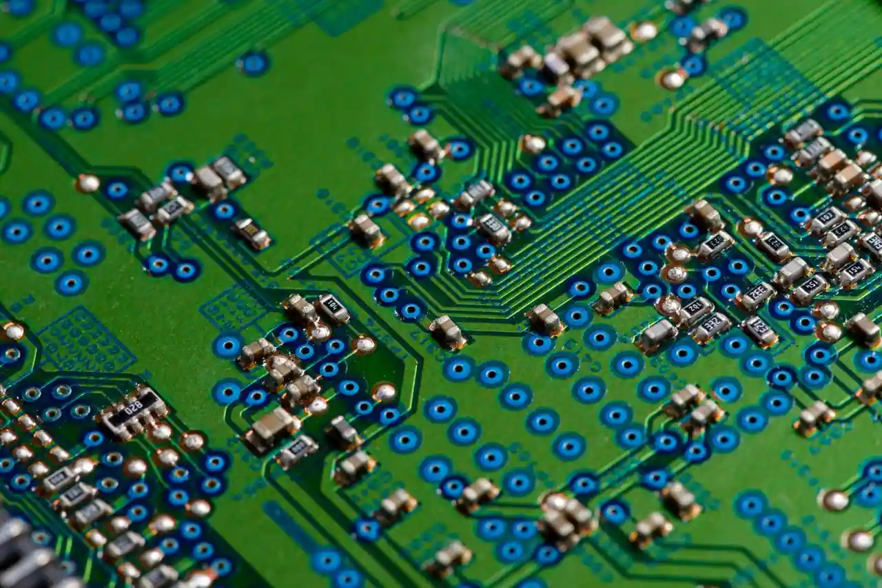 Gros plan sur un circuit imprimé électronique, évoquant l'activité de semi-conducteurs de Nvidia.