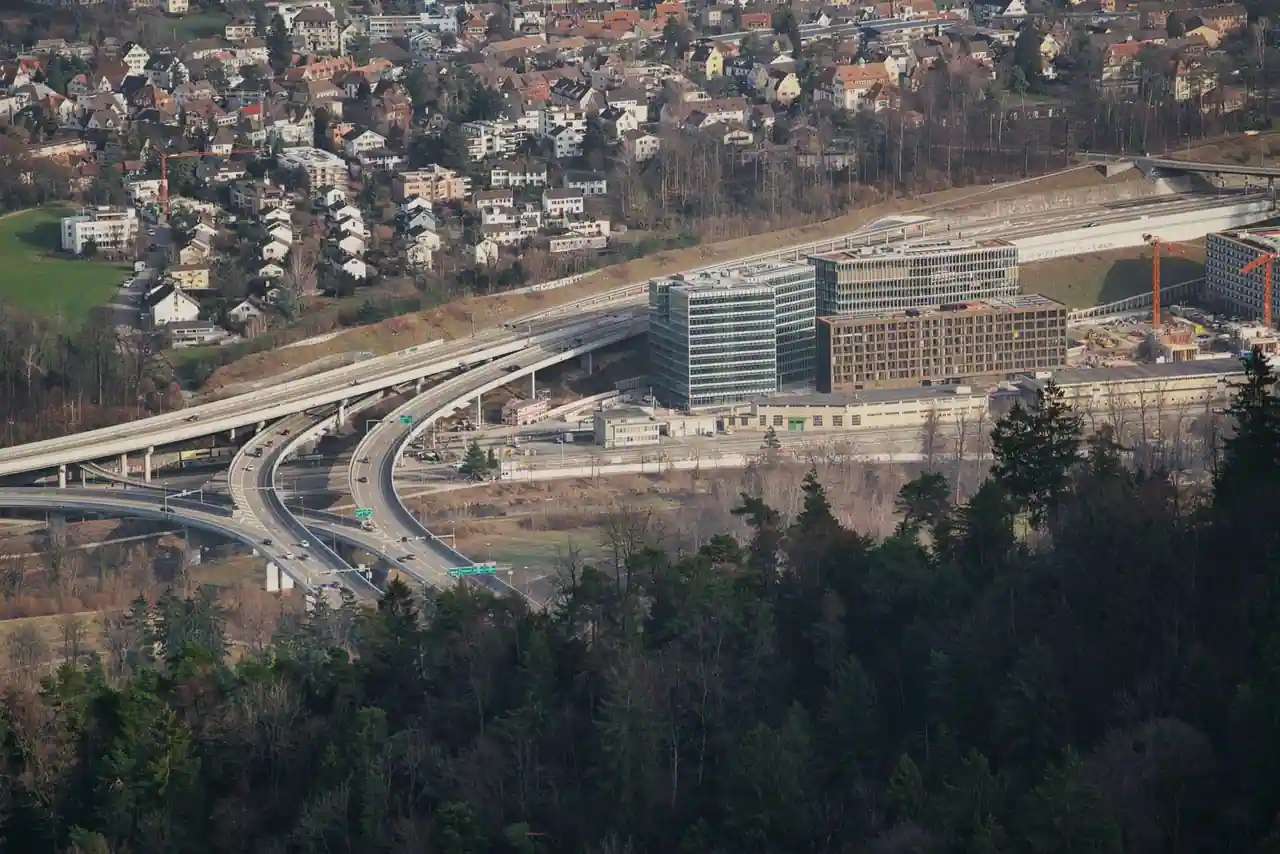 Un viaduc autoroutier moderne, évoquant les métiers d'infrastructure et de concessions du groupe Vinci.