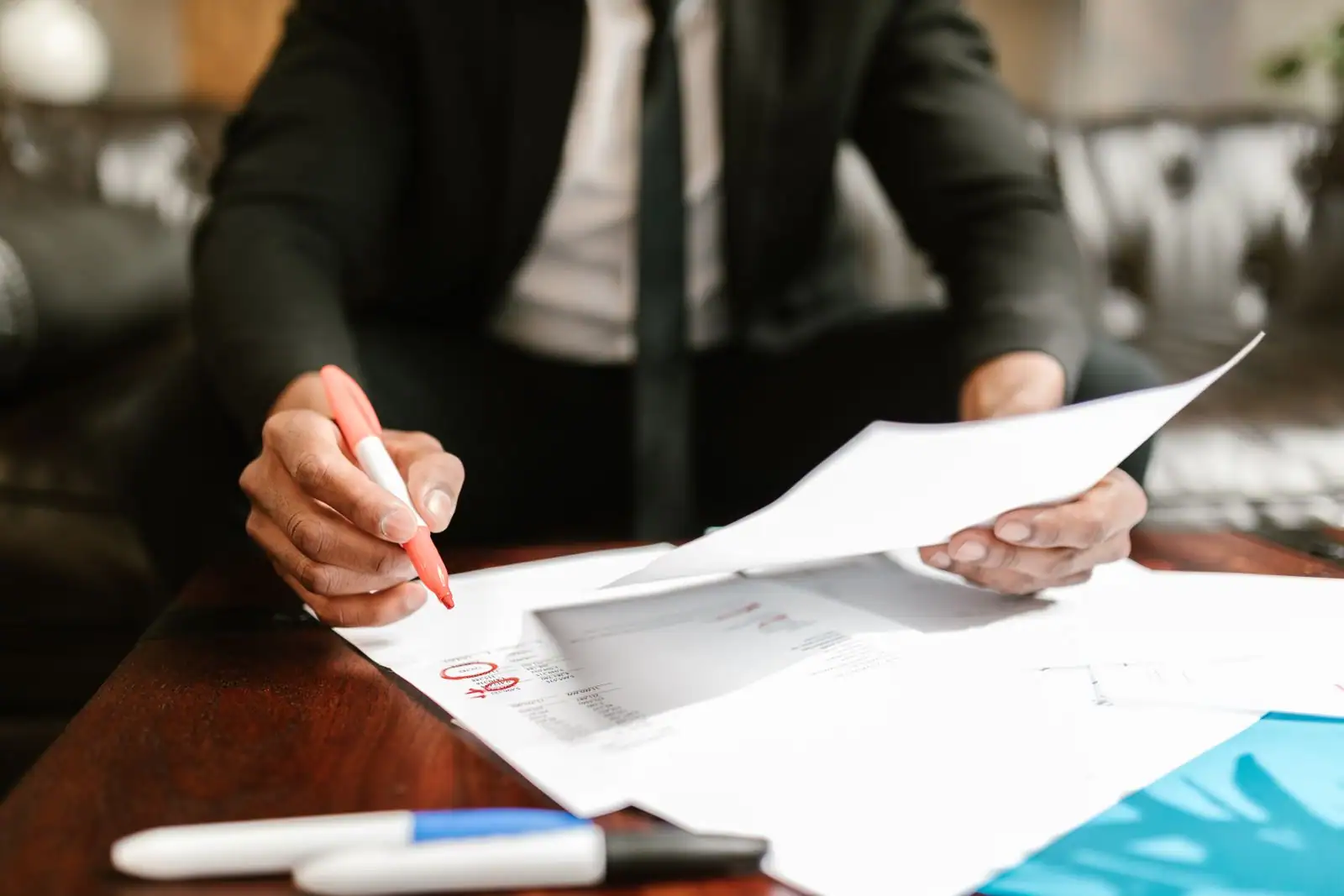 Créateur d'entreprise étudiant les formes juridiques sur des documents à son bureau