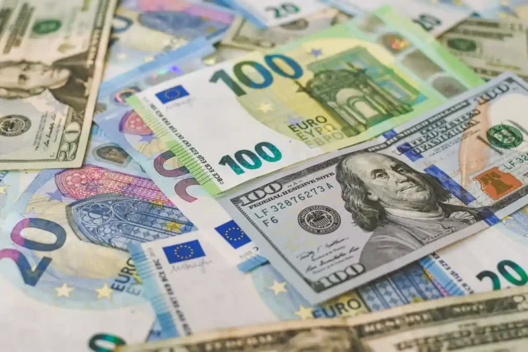 Conversion USD/EUR : comprendre le taux et éviter les frais cachés