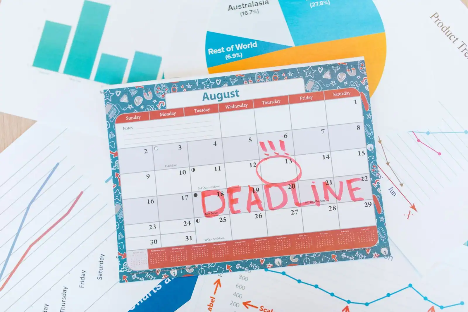 Calendrier posé sur un bureau avec une date entourée au stylo, évoquant l'échéance de déclaration.