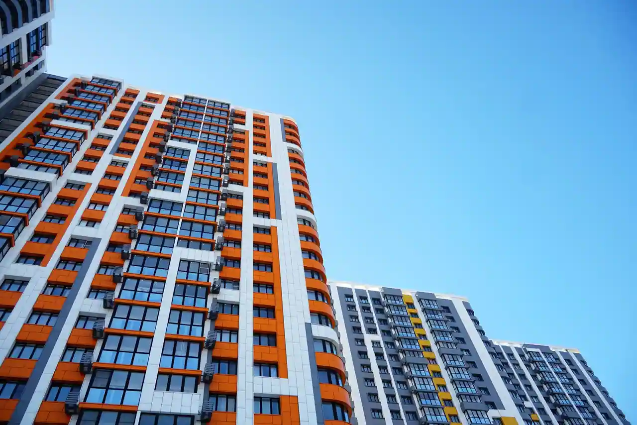 Immeubles résidentiels modernes aux façades alignées, évoquant l'immobilier locatif détenu via une SCPI