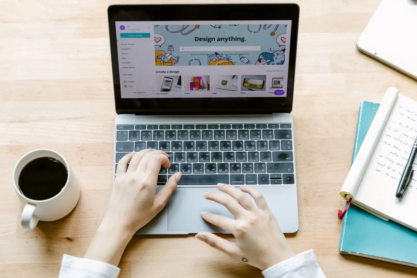 Un freelance concentré travaille sur son ordinateur portable dans son espace de travail personnel.