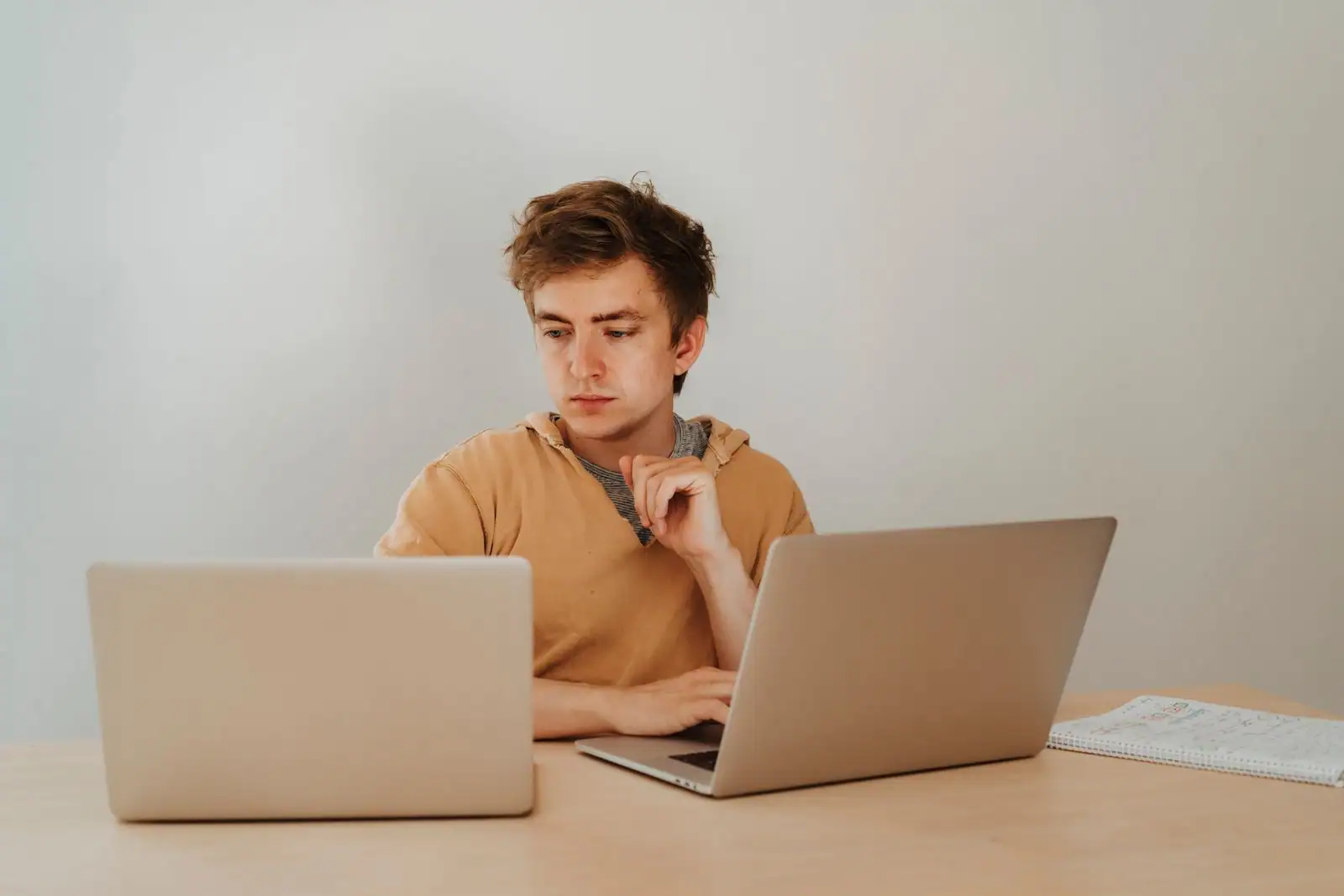 Freelance concentré travaillant sur son ordinateur portable dans un espace de travail lumineux