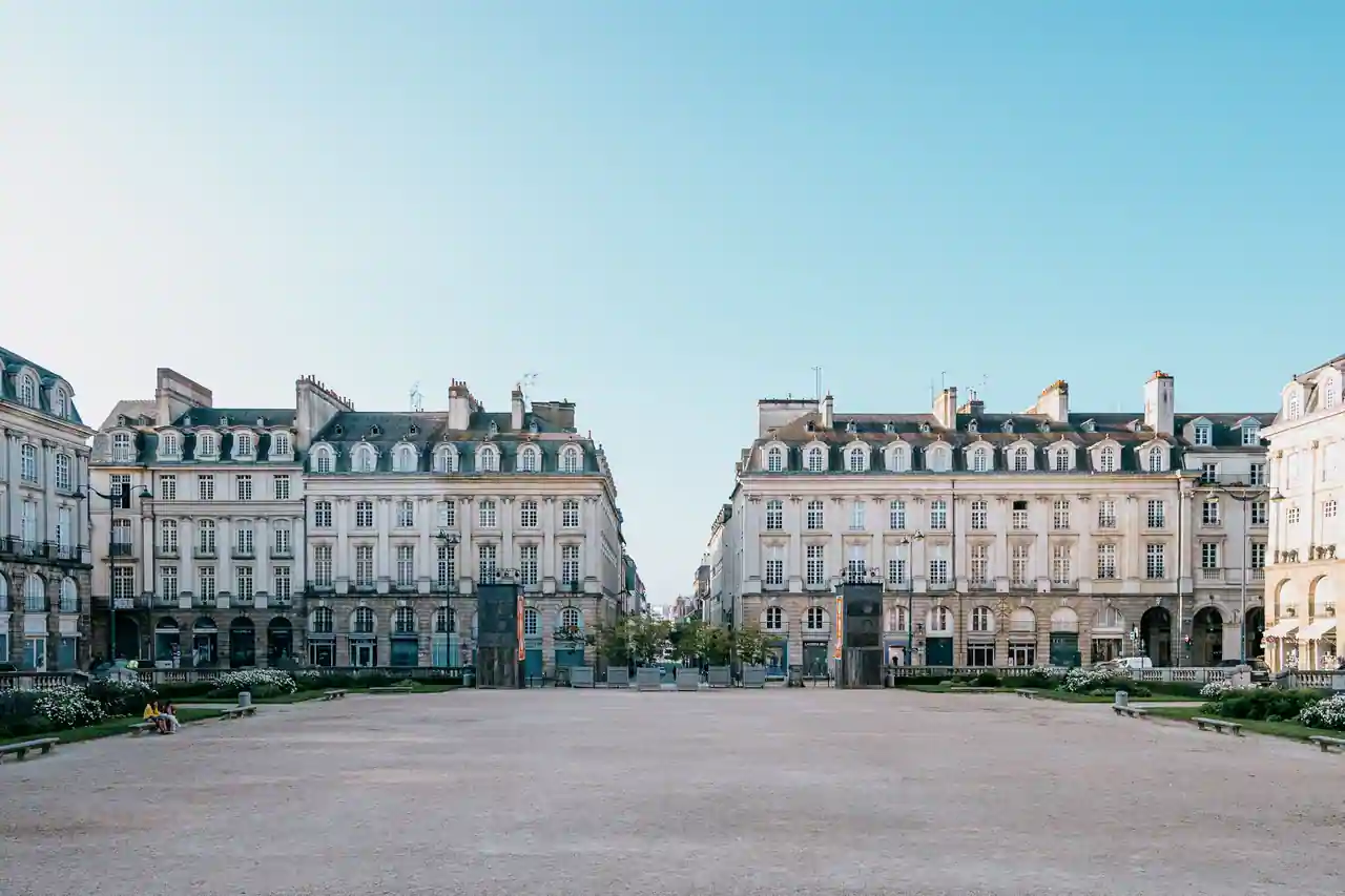 Immeubles en pierre claire bordant l'esplanade de la place du Parlement de Bretagne, à Rennes