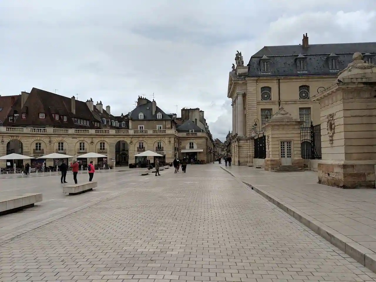 Place de la Libération à Dijon, devant le palais des ducs de Bourgogne, sous un ciel couvert