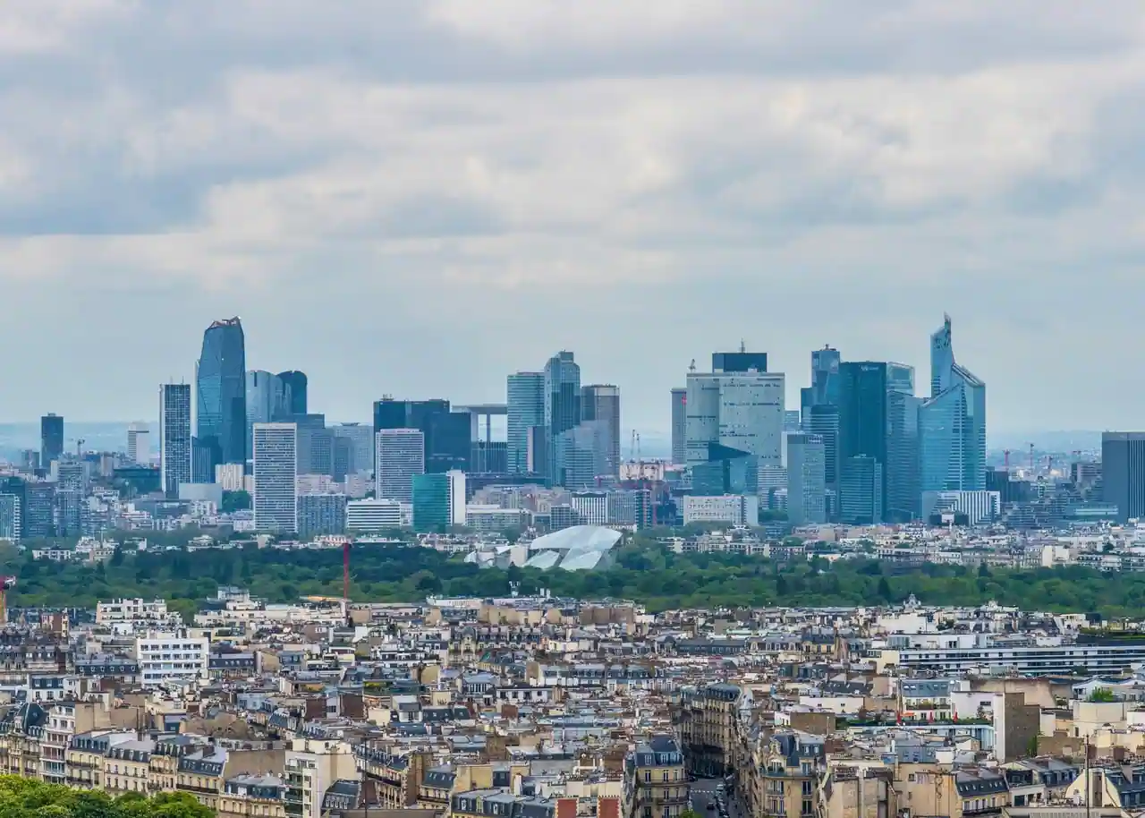 Les tours du quartier d'affaires de La Défense à l'horizon, vues depuis les toits de Paris