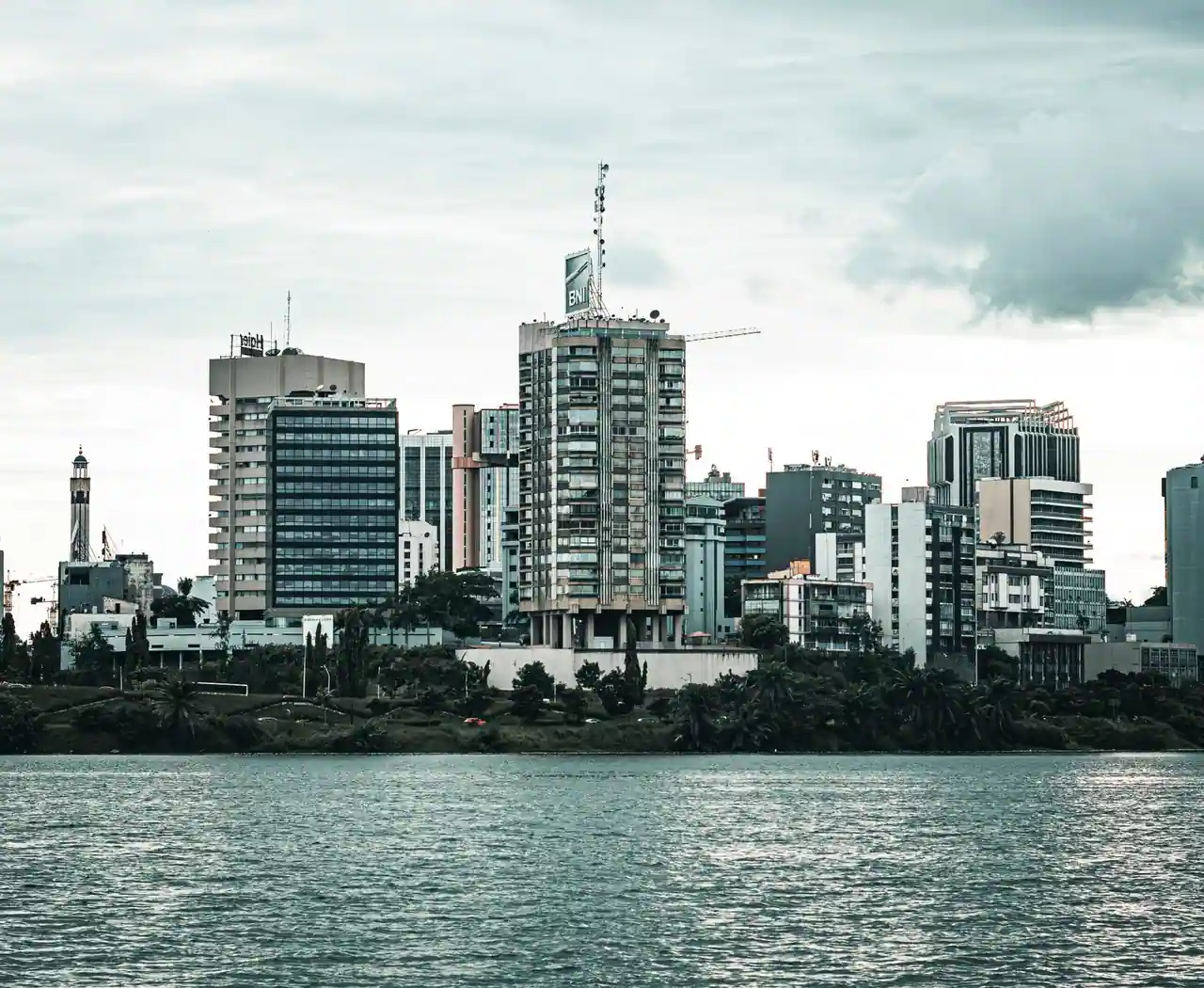 Tours du quartier du Plateau à Abidjan vues depuis la lagune, cœur du quartier des affaires.