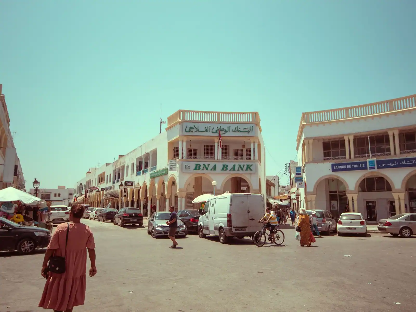 Banques et enseigne de change sur une place commerçante d'une ville tunisienne, en pleine journée