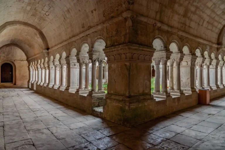 Reconversion religieuse : ce que le terme recouvre côté carrière